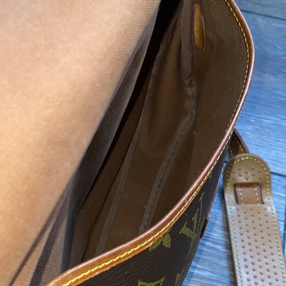 LouisVuitton SaumurCrossbody authenticated by EBTH - Picture 9 of 14
